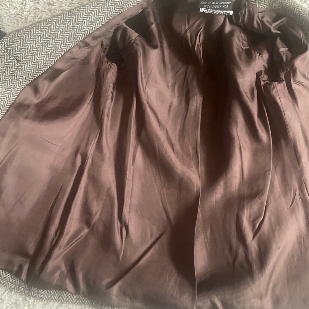 Gorgeous vintage blazer.  Such beautiful details. - Picture 9 of 12